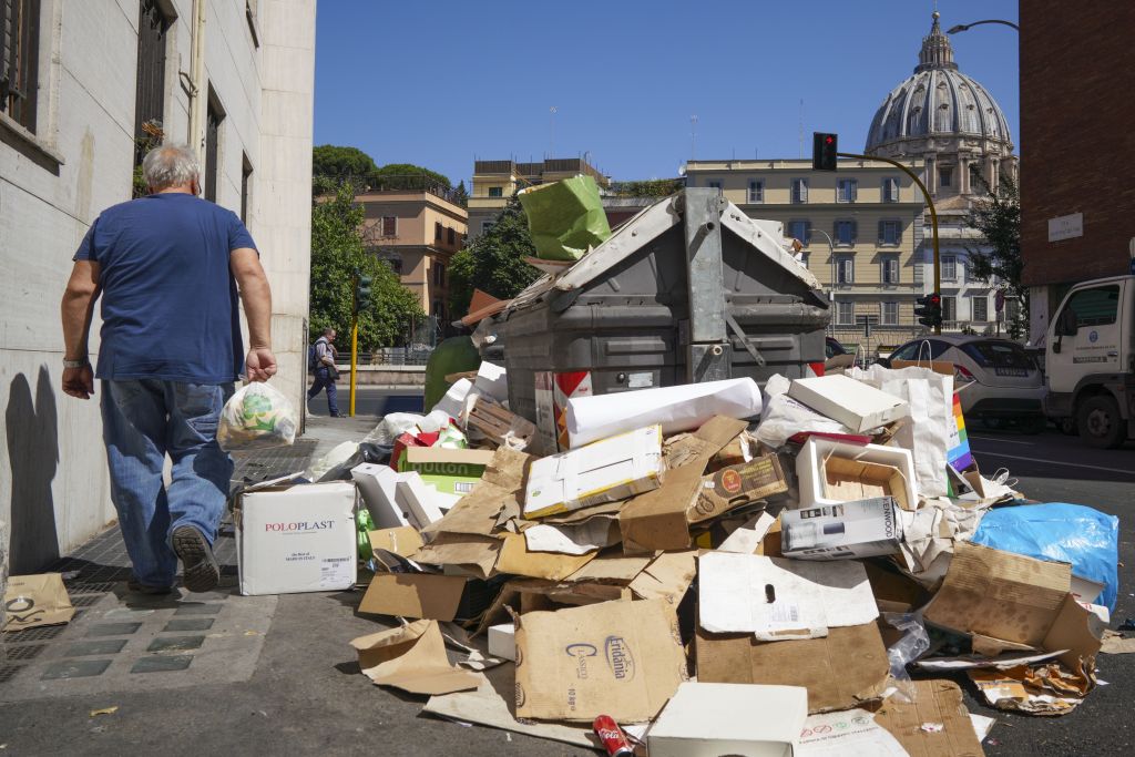 Τα σκουπίδια πνίγουν τη Ρώμη – Υγειονομικός κίνδυνος