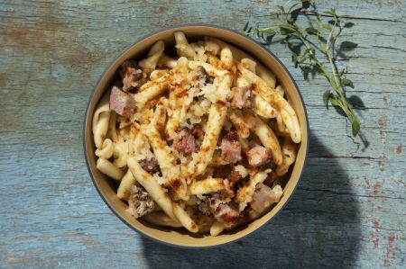 Προδημοσίευση: Σκιουφιχτά μακαρόνια με απάκι και γραβιέρα