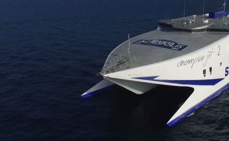 Ταλαιπωρία για εκατοντάδες επιβάτες μεσοπέλαγα – Μηχανική βλάβη σε καταμαράν