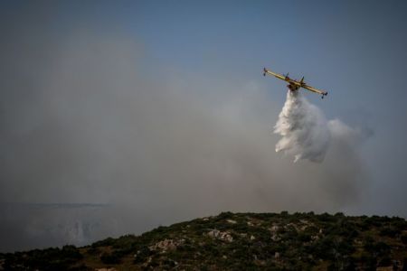 Εύβοια: Συνεχίζεται η μάχη με τις φλόγες