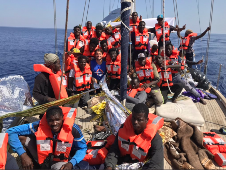 Ώρες αγωνίας για τους πρόσφυγες του «Alex»