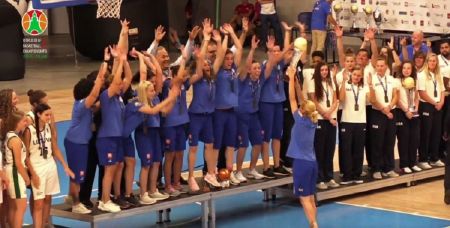 Η απονομή στα «χρυσά» κορίτσια της Εθνικής Κωφών