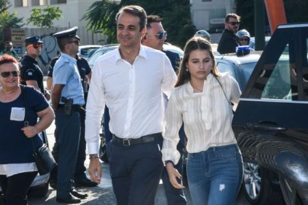 Η αγκαλιά Μητσοτάκη με τα παιδιά του