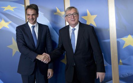 Γιούνκερ – Μοσκοβισί συγχαίρουν Μητσοτάκη για την καθαρή νίκη