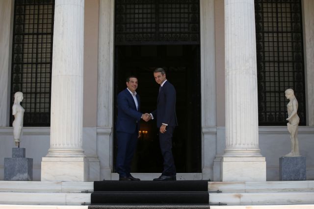 Η σελίδα γύρισε: Ο Κυριάκος Μητσοτάκης παρέλαβε από τον Αλέξη Τσίπρα