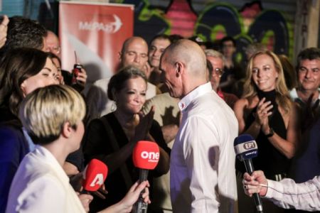 Βαρουφάκης – Στράτου τραγουδούν «Πότε θα κάνει ξαστεριά»