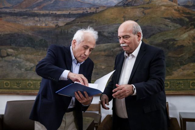 Τα επίσημα αποτελέσματα των εκλογών παρέδωσε ο Αντ. Ρουπακιώτης στον Νίκο Βούτση