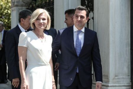 Η άφιξη του Κώστα Σκρέκα με την κομψή σύζυγό του