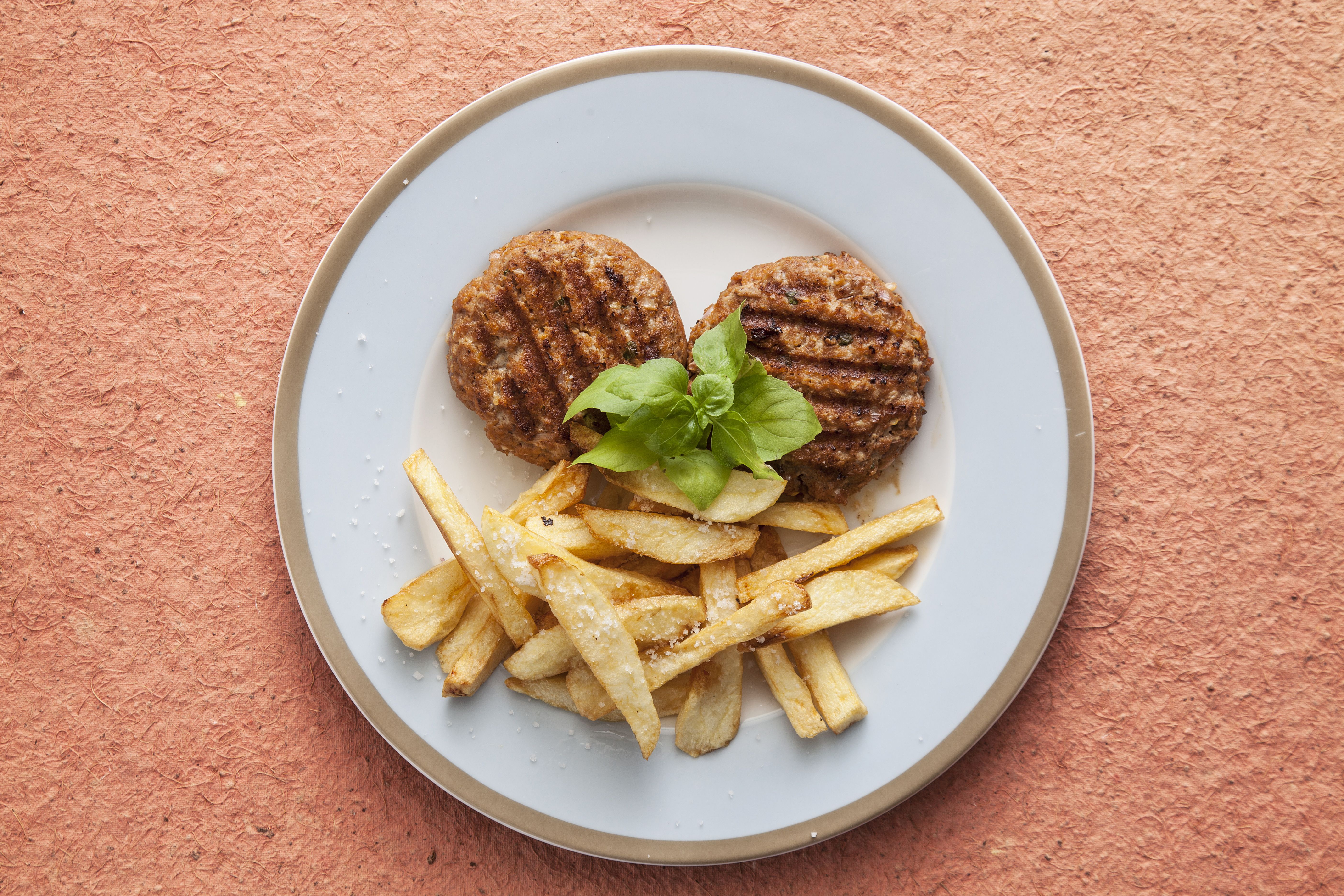 Μπιφτέκι σχάρας με φρέσκο βασιλικό και παρμεζάνα