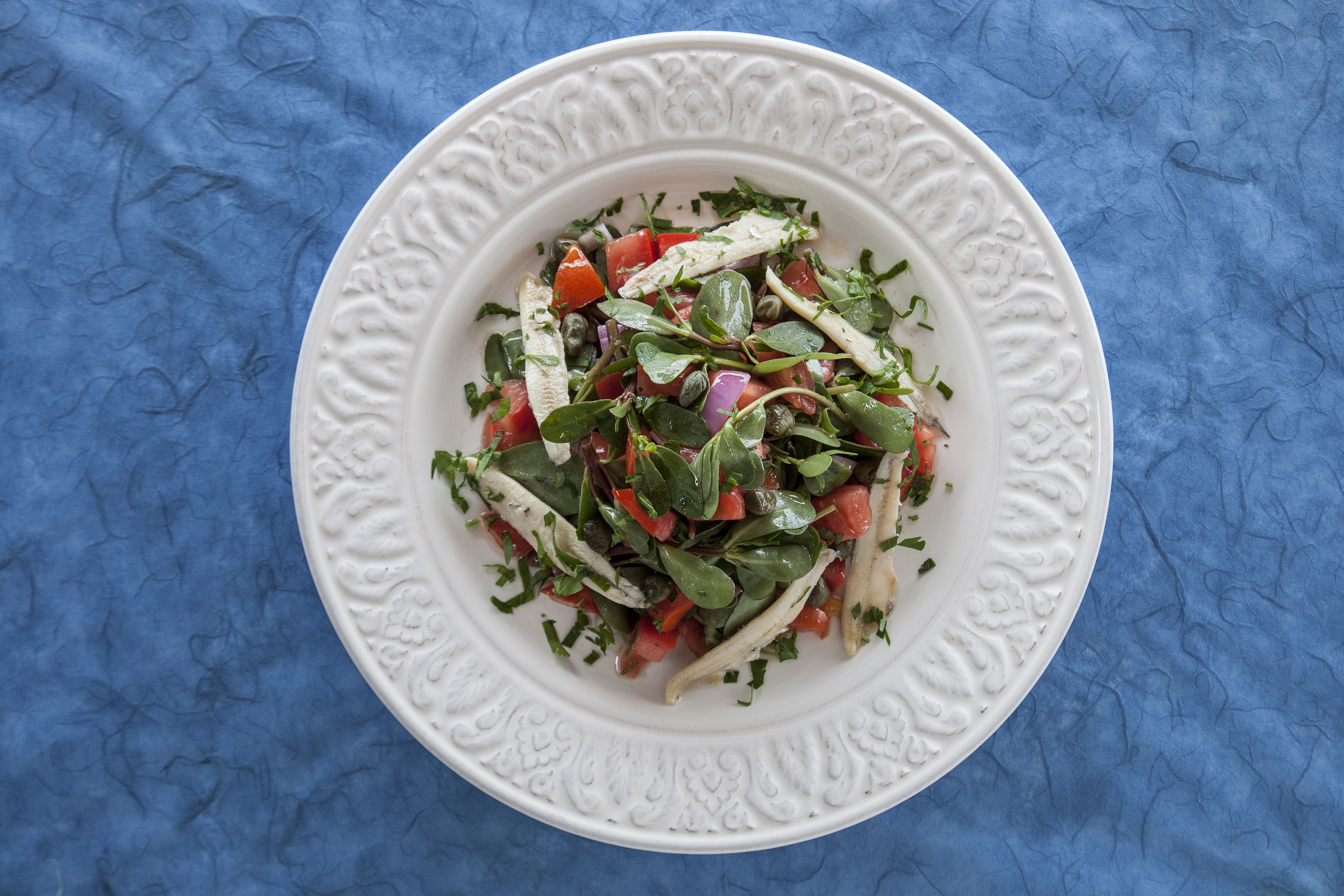 Σαλάτα με γλιστρίδα και γαύρο μαρινάτο