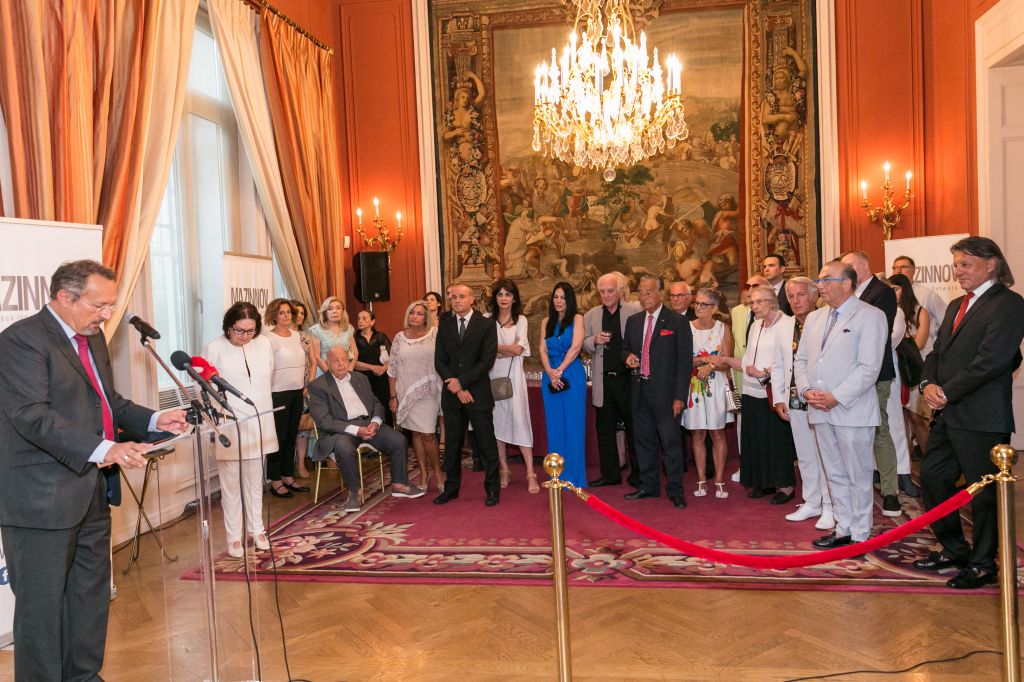 Νάνα Μούσχουρη: Ταξιάρχης του Εθνικού Τάγματος της Λεγεώνας της Τιμής