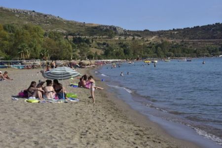 Καιρός: Καύσωνας με… βροχές