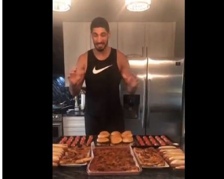 Παίκτης του ΝΒΑ καταβροχθίζει τα πάντα στη free day