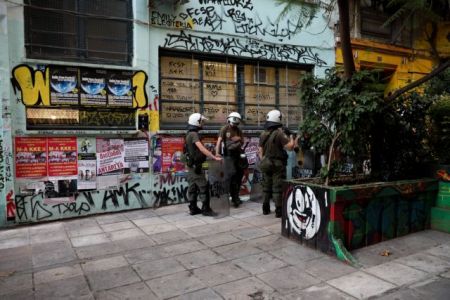 Ταυτοποιήθηκε ανήλικος για την επίθεση με πέτρες σε εκλογικό κέντρο στα Εξάρχεια