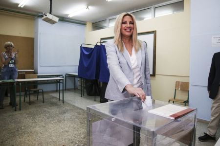 Σφοδρή επίθεση από Φώφη: Οποιος έλκεται από καρέκλες να φύγει τώρα