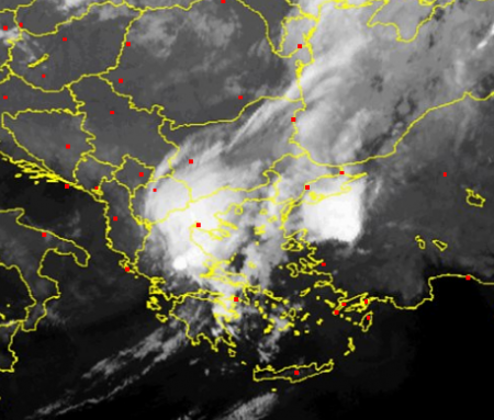 Δείτε από τον δορυφόρο πώς κινείται ο κυκλώνας που πλήττει τη Β.Ελλάδα