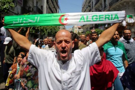 Αλγερία: Στους δρόμους χιλιάδες διαδηλωτές