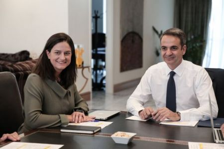 Στην ώρα του στο υπ. Παιδείας ο Μητσοτάκης : Όταν λέμε 9:00 , εννοούμε 9:00