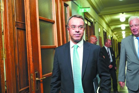 Λεπτές ισορροπίες ανάμεσα σε δεσμεύσεις και υποχρεώσεις