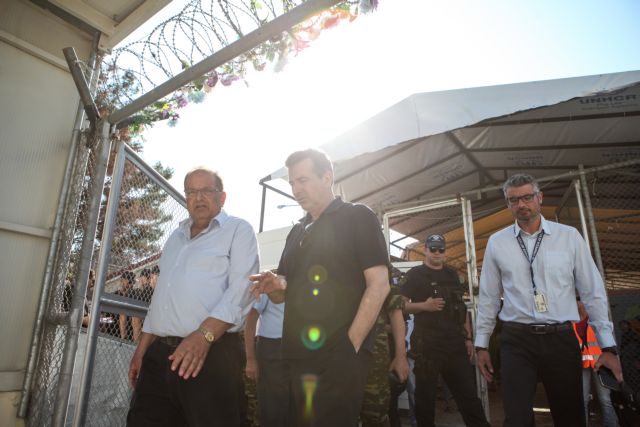Χρυσοχοΐδης : Επίσκεψη στη Μόρια – Συνομίλησε με πρόσφυγες