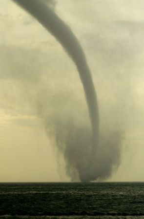 Πανικός! Ανεμοστρόβιλος «χτυπά» παραλία της Νάπολης (Βίντεο)