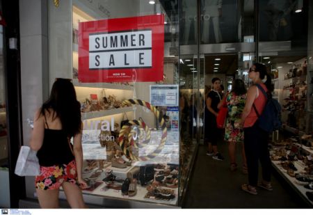Οι εκπτώσεις οδήγησαν τους καταναλωτές από τις παραλίες στα εμπορικά καταστήματα