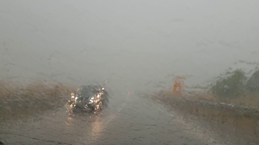 Ξαφνικό μπουρίνι «έπνιξε» Σύρο και Τρίκαλα – Ποτάμια οι δρόμοι