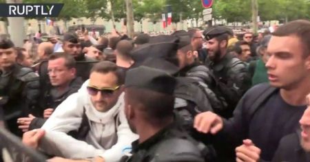 Γαλλία – Ημέρα της Βαστίλης: Διαδηλωτές κατά Μακρόν αποκρούστηκαν από την αστυνομία