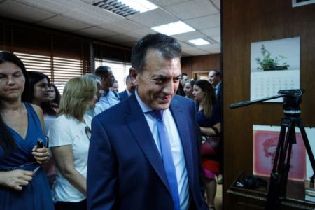 Οταν ο υπουργός αιφνιδιάζει τα… βλέπει όλα