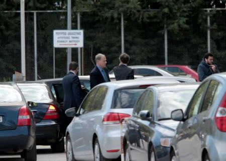 Κάθοδος-εξπρές των θεσμών στην Αθήνα – Με το βλέμμα στραμμένο στα «αγκάθια»