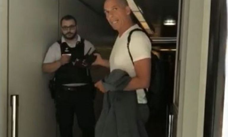 Ο Βαρουφάκης στο… Παρίσι ξεσηκώνει το twitter : «Ξέρεις Ποιος Είμαι Εγώ;