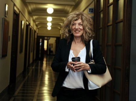 Στο φουλ το τρολάρισμα για τις κατσαρίδες του… Μηταράκη – Τι απαντούν Σία-Πετρόπουλος