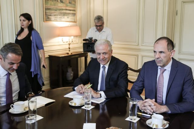 PM, Avramopoulos discuss migration, improved living conditions top priority