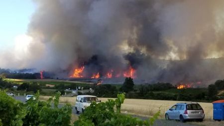 Νότια Γαλλία: Οι πυρκαγιές απομακρύνθηκαν χιλιάδες κατασκηνωτές