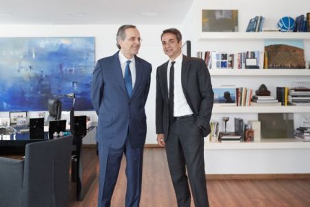 Σε εξέλιξη συνάντηση Μητσοτάκη – Σαμαρά στη Βουλή