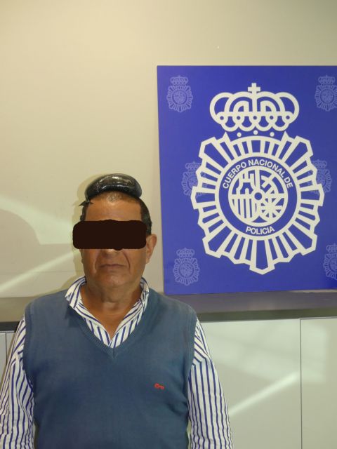 Βαρκελώνη: Συνελήφθη Κολομβιανός με μισό κιλό κοκαΐνη κάτω από το περουκίνι του