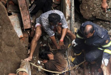 Τέσσερις νεκροί από κατάρρευση κτιρίου στην Ινδία