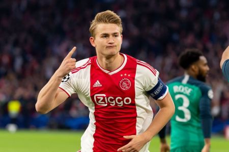 Γιουβέντους: Αποθέωση για Ντε Λιχτ πριν από τα ιατρικά