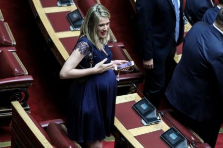 Μια εγκυμονούσα στη Βουλή – Εκλεψε την παράσταση η Άννα Ευθυμίου