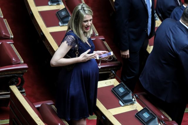Μια εγκυμονούσα στη Βουλή – Εκλεψε την παράσταση η Άννα Ευθυμίου