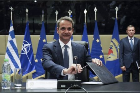 Τι δώρα έλαβε ο Μητσοτάκης κατά την επίσκεψή του στο ΥΠΕΘΑ [Εικόνες]