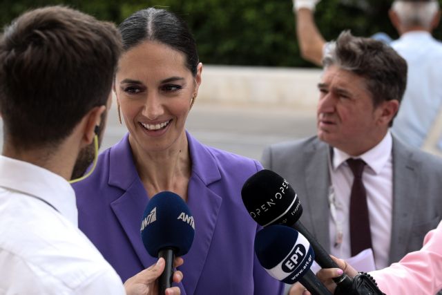 Βουλή : Κέρδισε τις εντυπώσεις με το κομψό ταγέρ της η Νόνη Δούνια