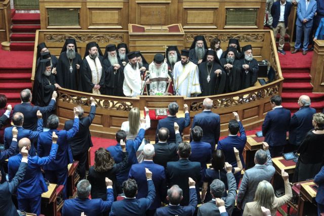 Βουλή : Ορκίστηκαν οι 300 – Οι παλιοί, οι νέοι και οι γυναίκες (φωτο + βιντεο)