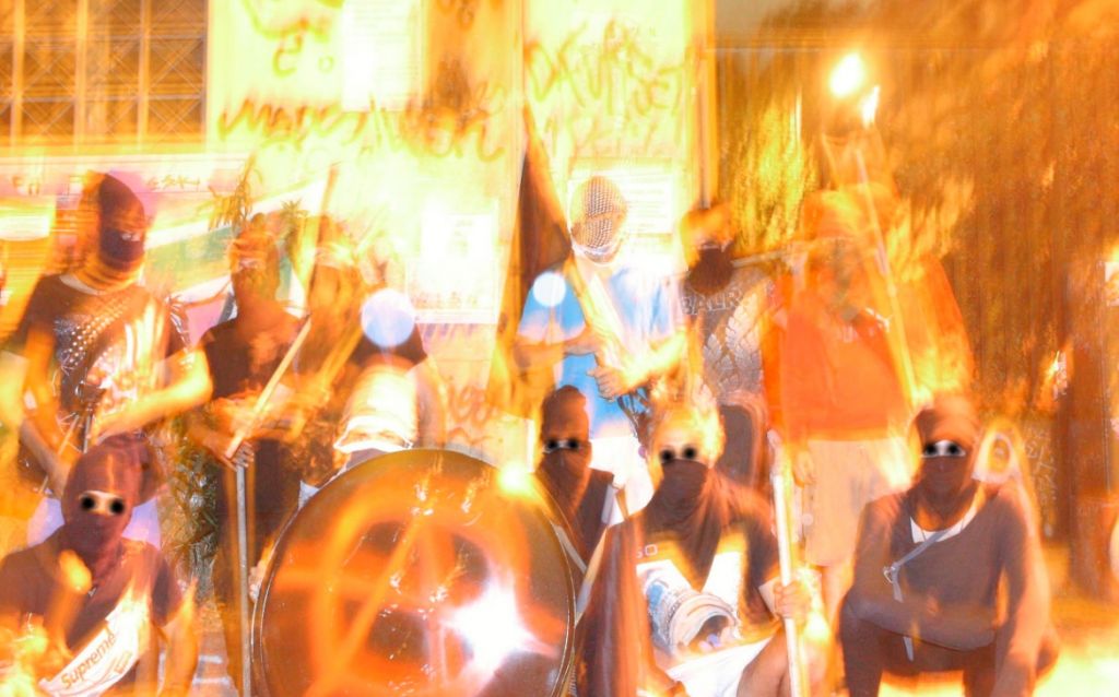 Προκαλούν οι αναρχικοί στα Εξάρχεια : Περιπολίες υπεράσπισης των καταλήψεων