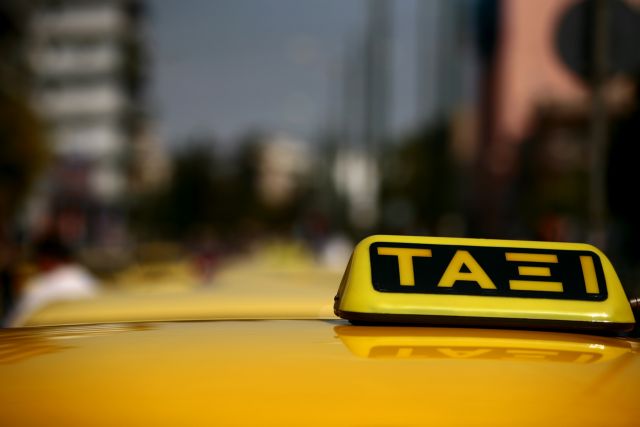 Χειροπέδες σε 11 οδηγούς ταξί για επέμβαση στις ταμειακές μηχανές