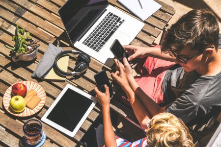 Οι «οθόνες» βλάπτουν την ψυχική υγεία των εφήβων