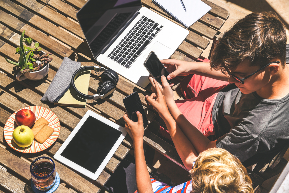 Οι «οθόνες» βλάπτουν την ψυχική υγεία των εφήβων