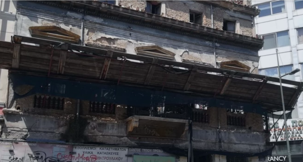 Σεισμός στην Αθήνα: Η στιγμή που καταρρέει κτίριο στην Ερμού