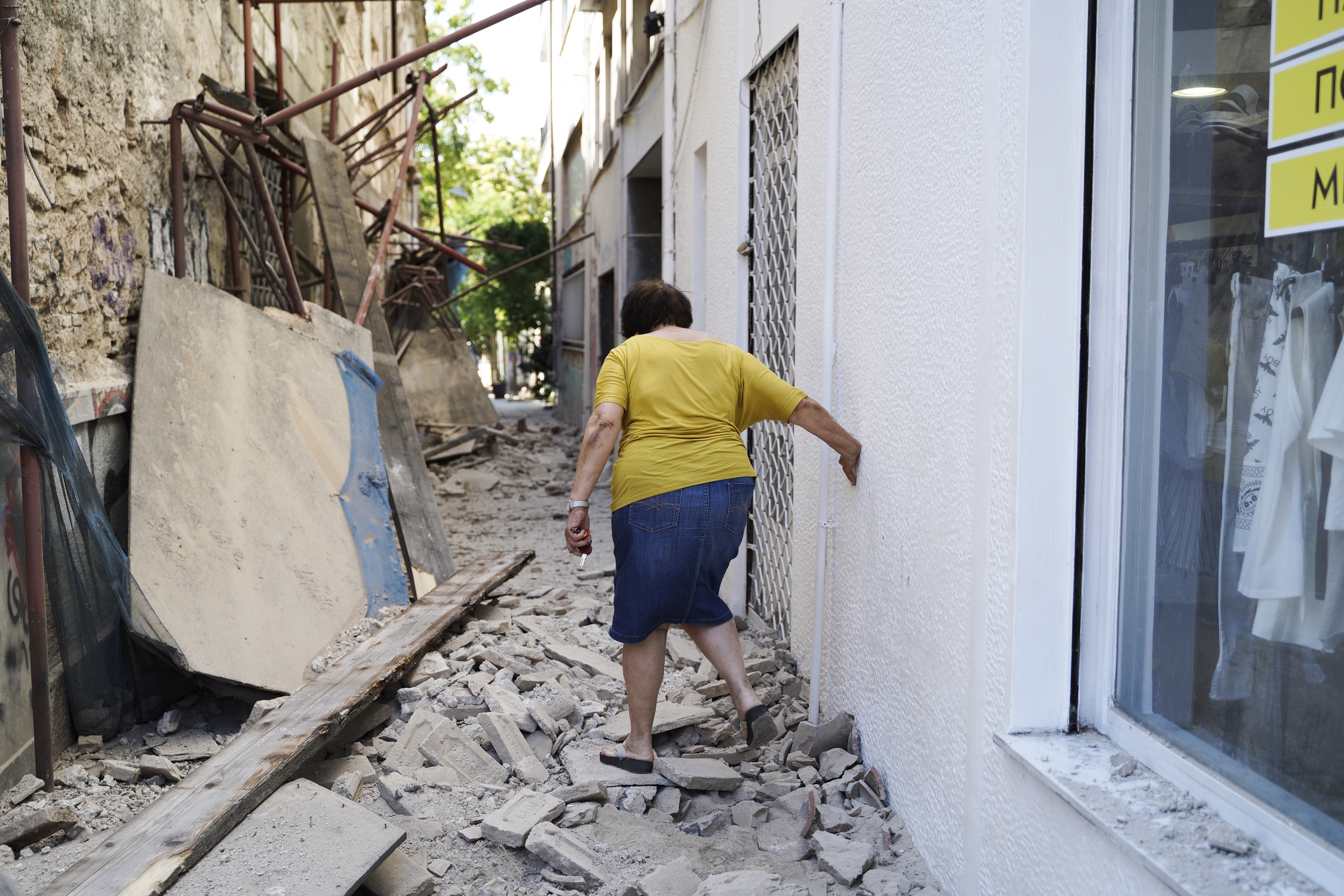 Σεισμός στην Αθήνα, η επόμενη μέρα: Συνεχίζονται οι έλεγχοι, ζημιές σε 15 κτίρια