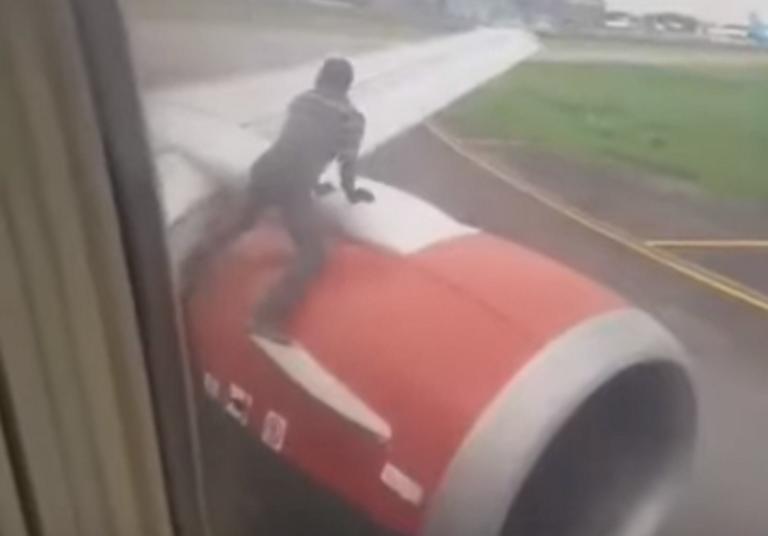Άνδρας ανέβηκε σε φτερό αεροπλάνου την ώρα της απογείωσης